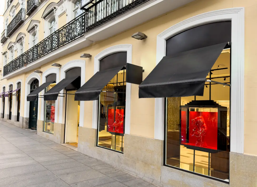 Façade vitrine de magasin en aluminium sur mesure à Revel